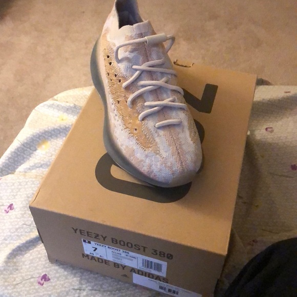 Yeezy 380 pepper reflective size 7 never been worn